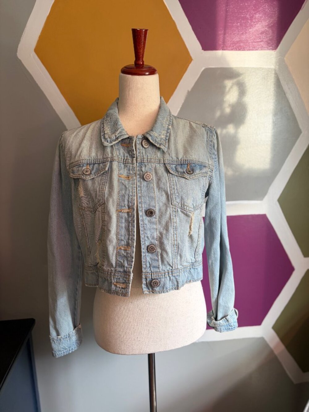 Rue21 Cropped Distressed Denim Jacket Light Wash Raw Hem Women’s Small